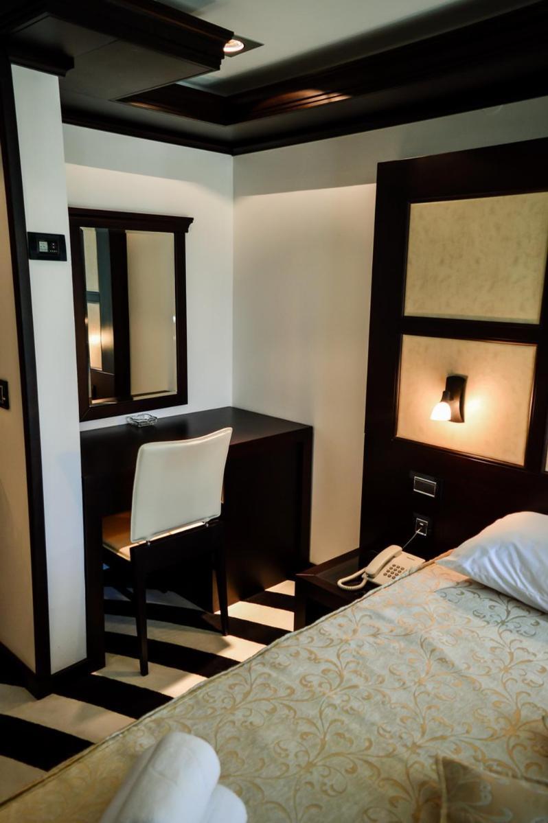 Hotel Amsterdam Budva Rum bild