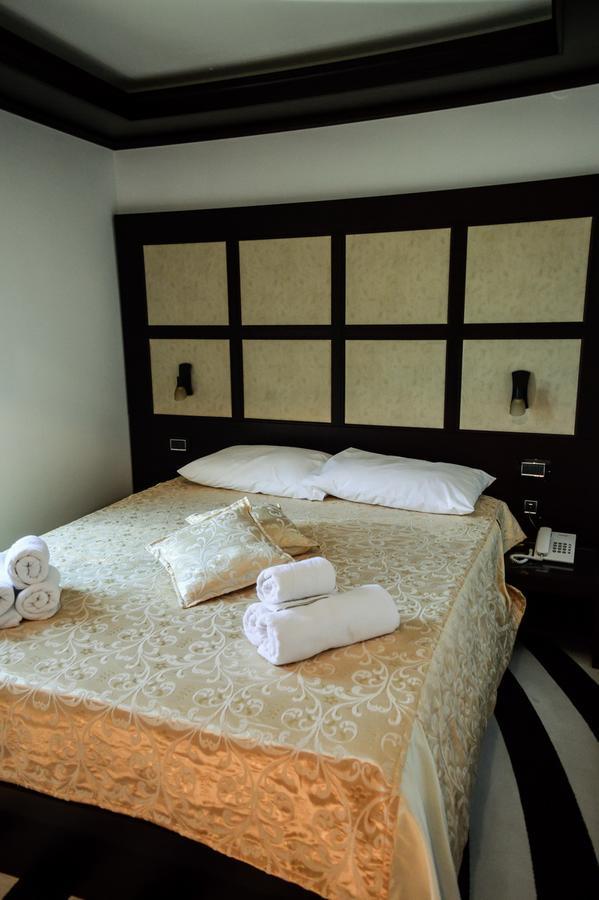 Hotel Amsterdam Budva Rum bild