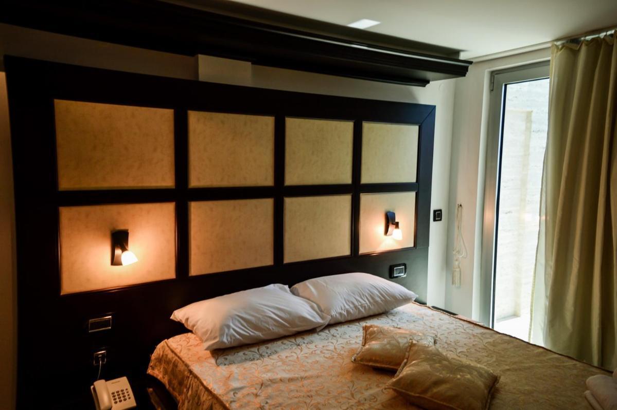 Hotel Amsterdam Budva Rum bild